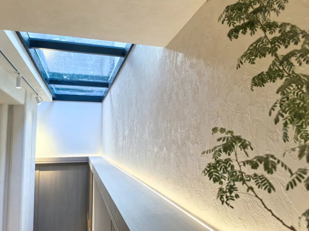 LumenAsh 礫间·玛曼奴:于凤栖云庐,绘写墙面艺术诗篇